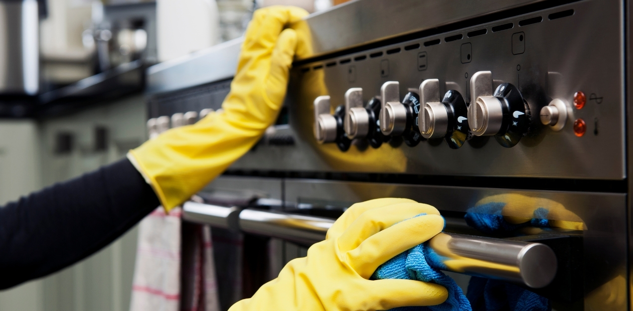 House Keep Up's maid cleaning kitchen